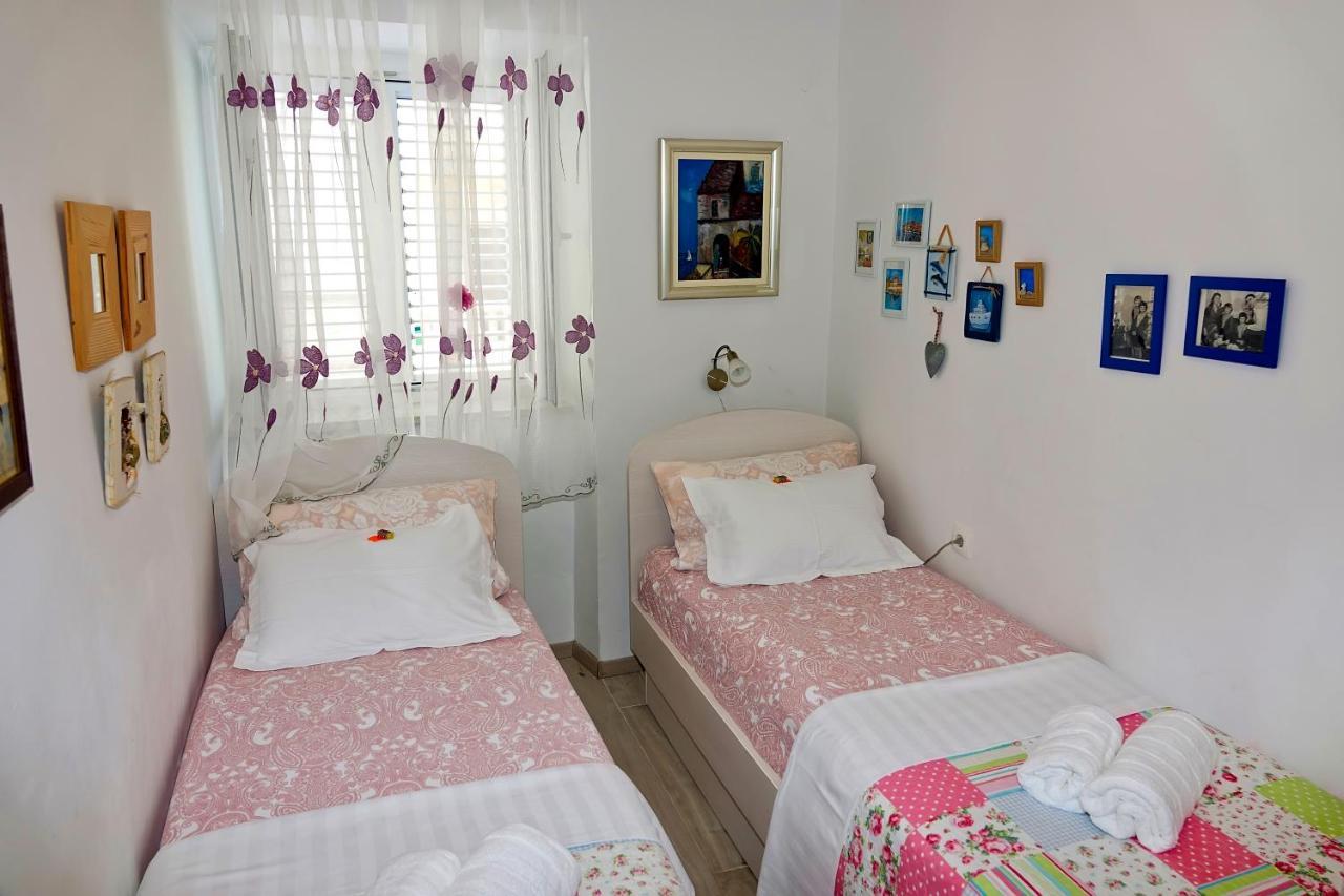 Two-Bedroom Apartment In The Centre Макарська Екстер'єр фото