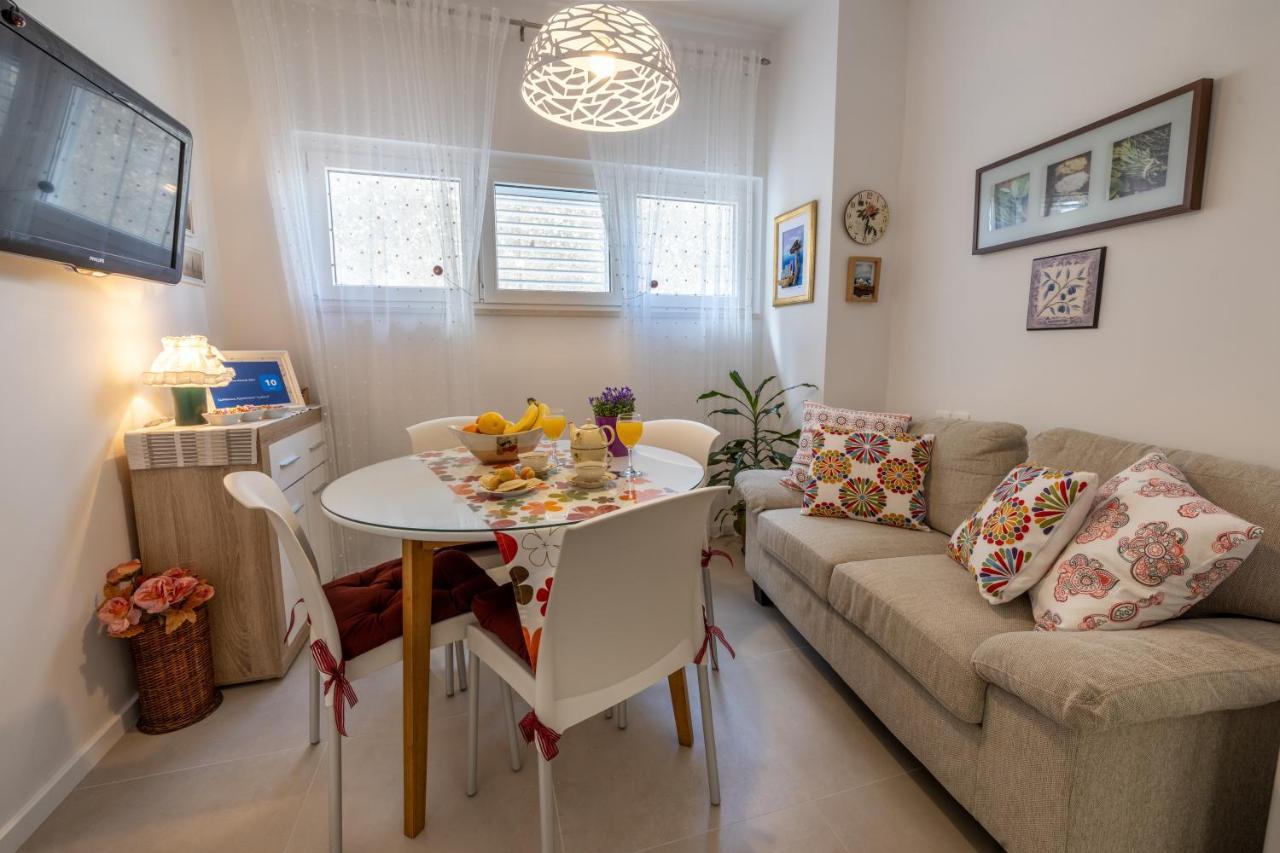 Two-Bedroom Apartment In The Centre Макарська Екстер'єр фото